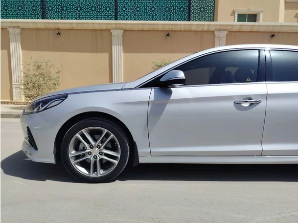 Car image 9