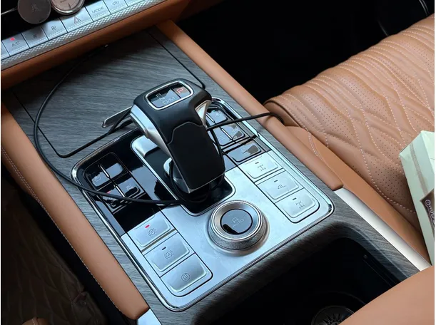 Car image 19