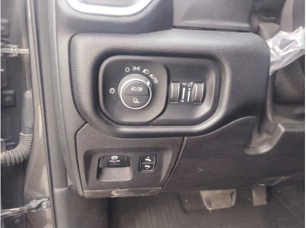 Car image 30