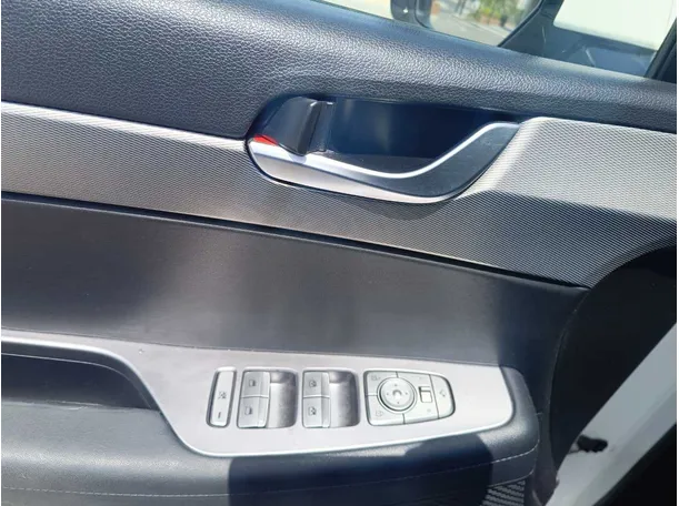 Car image 32