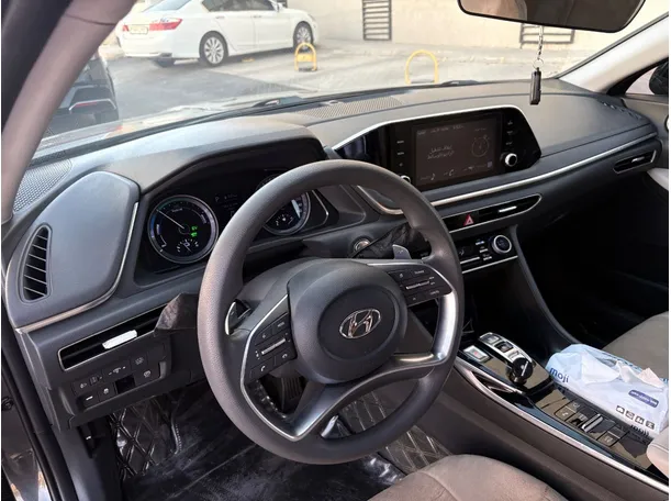 Car image 12