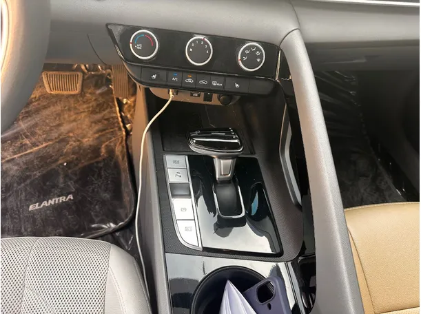 Car image 17