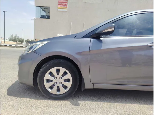 Car image 9