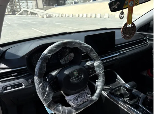 Car image 12