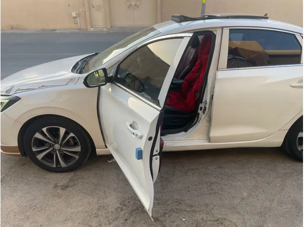 Car image 12