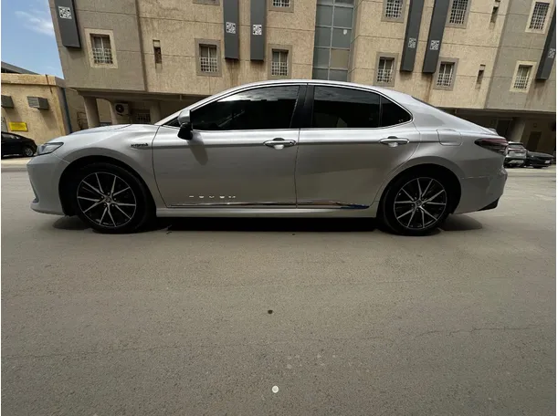 Car image 8