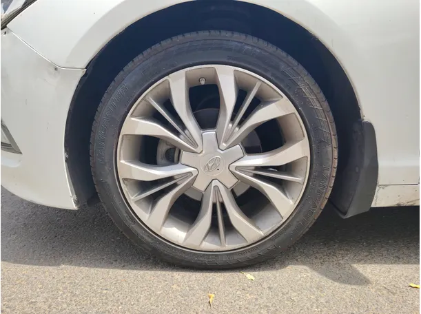 Car image 9