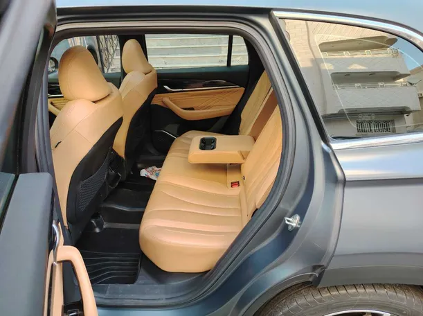 Car image 13