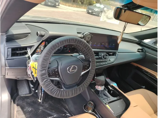 Car image 12