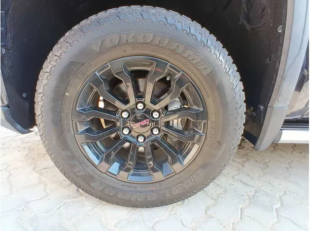 Car image 9