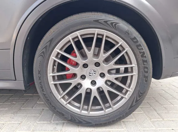 Car image 9