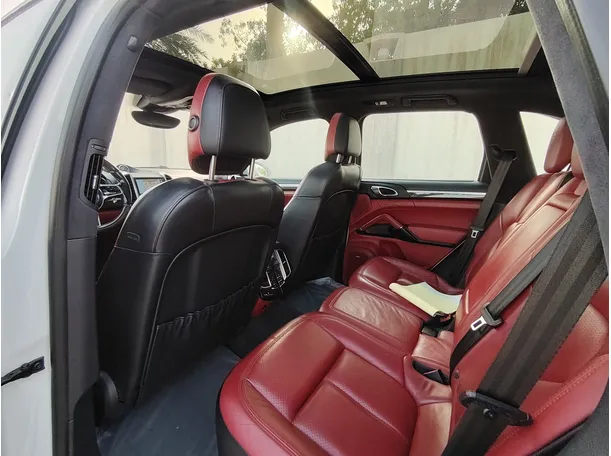 Car image 12