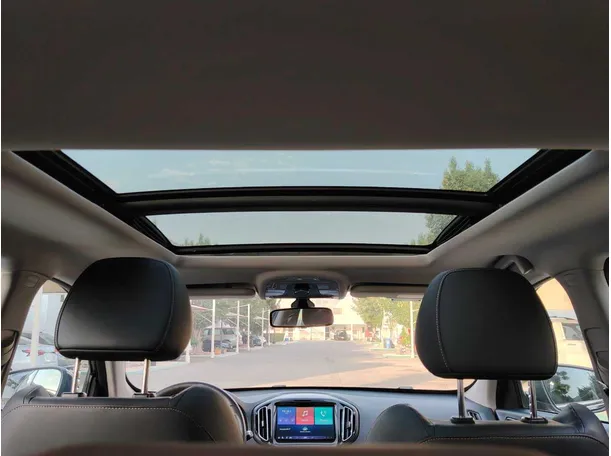 Car image 17
