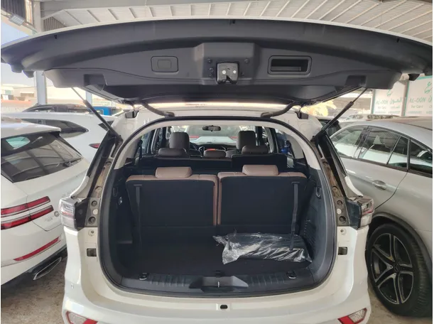 Car image 28