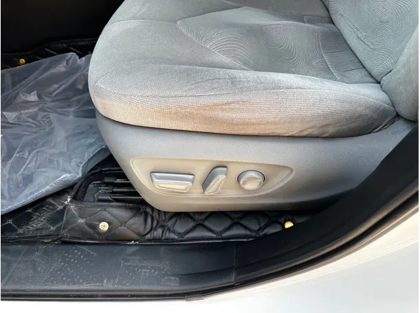 Car image 30