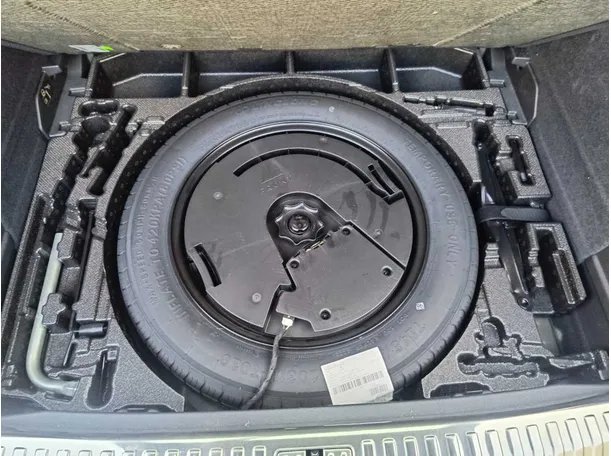Car image 32