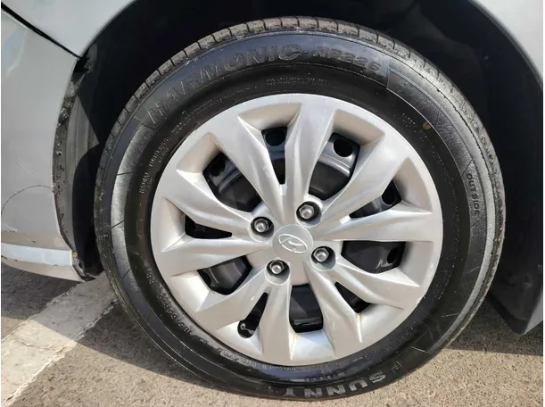 Car image 10