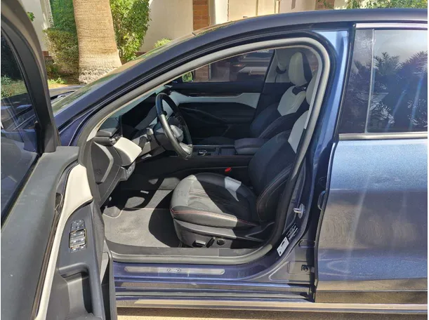 Car image 12