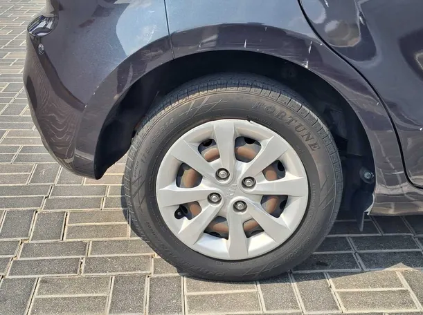 Car image 9