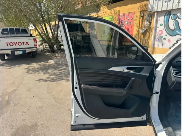 Car image 10