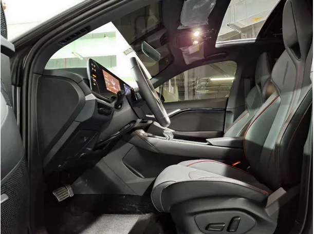 Car image 12