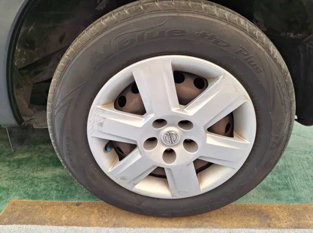 Car image 9