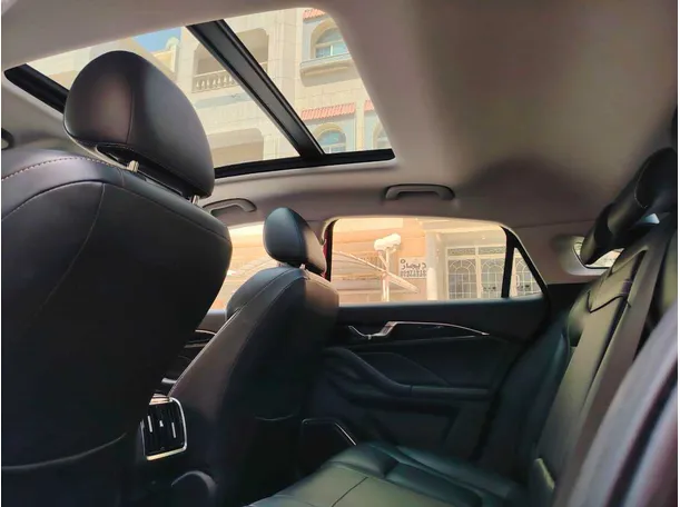 Car image 19