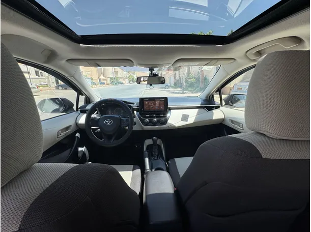 Car image 14