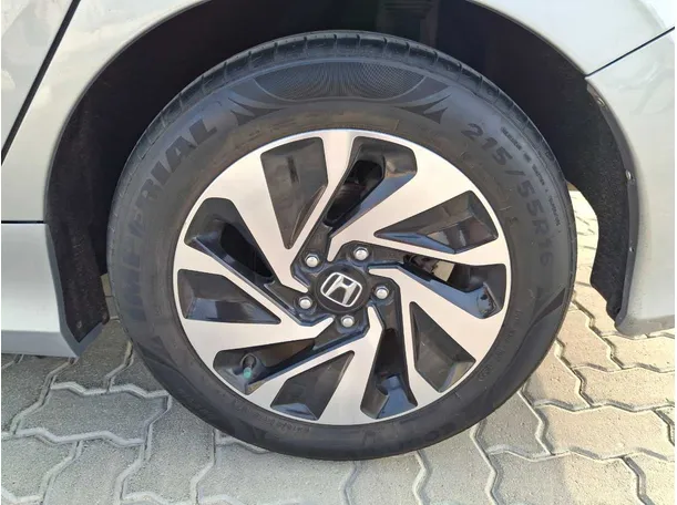 Car image 9