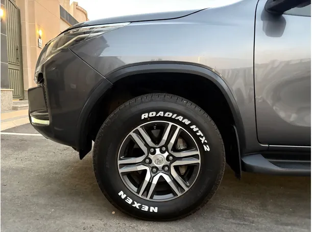 Car image 9