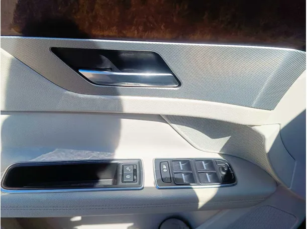 Car image 37