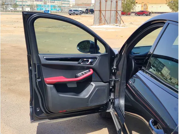 Car image 11