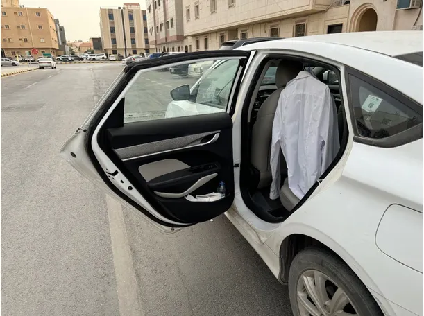 Car image 12