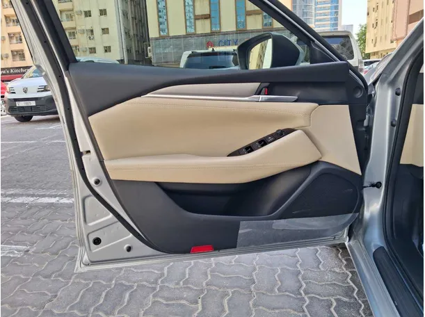 Car image 10