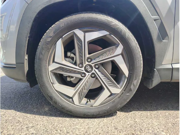 Car image 9