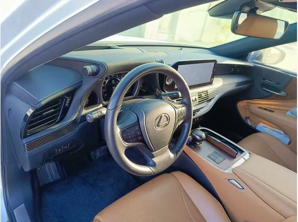 Car image 18