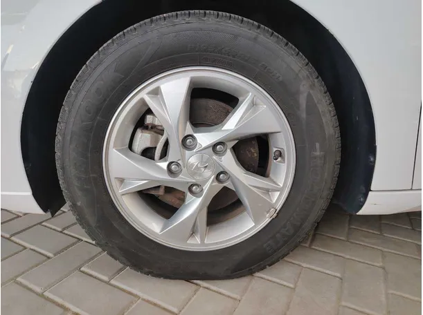Car image 9