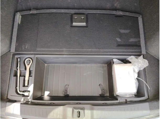 Car image 24