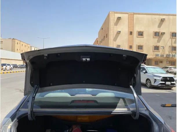 Car image 18