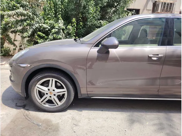 Car image 9