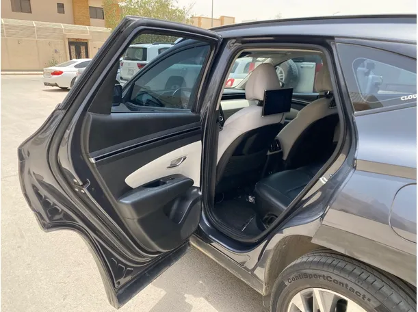 Car image 12