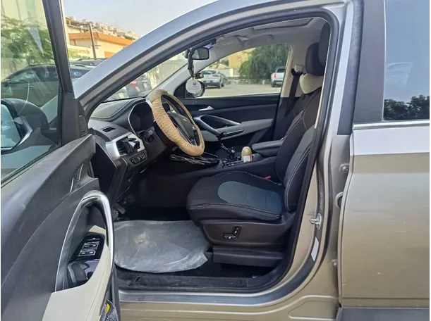 Car image 13