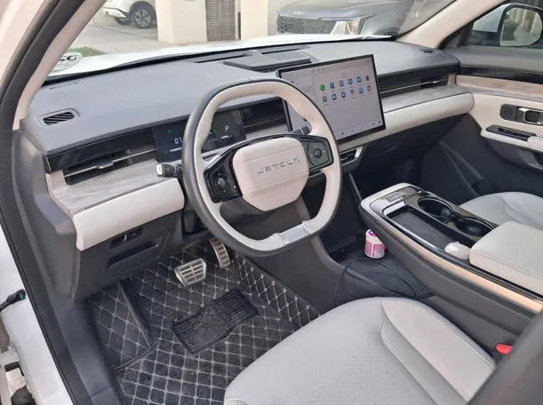 Car image 11