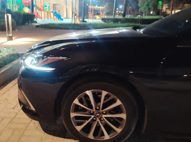 Car image 9