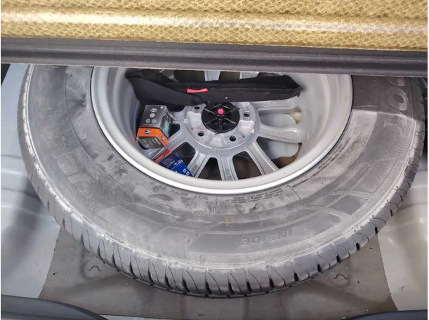 Car image 32