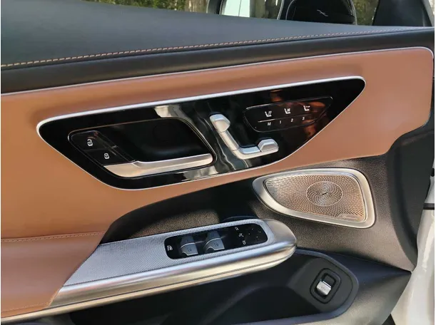 Car image 32