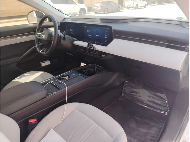 Car image 14