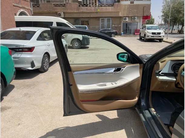 Car image 10