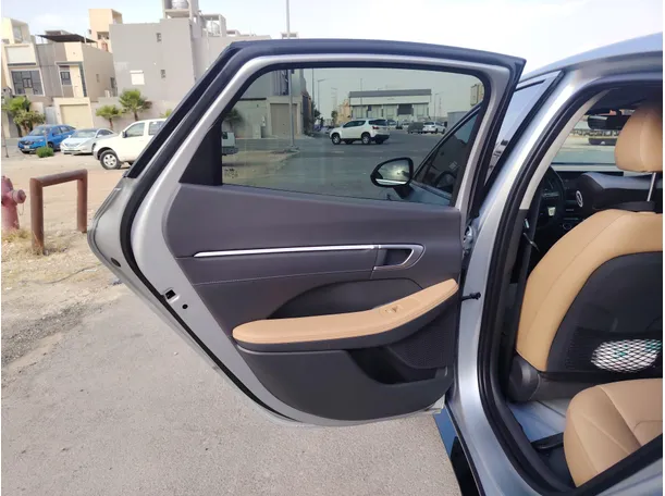 Car image 16