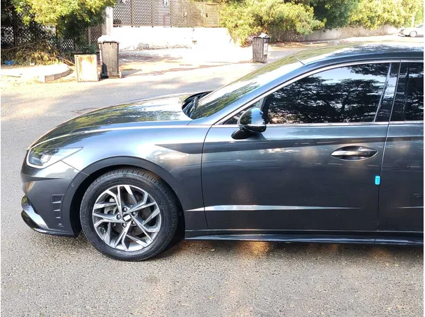 Car image 9